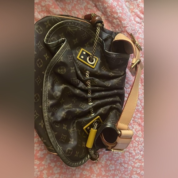 Louis Vuitton Collection 2009 Spring/Summer Kalahari Handbag. - Picture 1 of 10